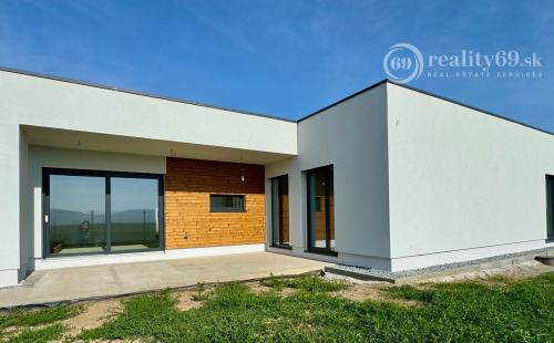 REZERVOVANÉ - HANISKA - KVALITNÁ NOVOSTAVBA 4 IZBOVÉHO RD, GARÁŽOVÉ STÁTIE, TERASA.