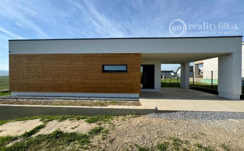 REZERVOVANÉ - HANISKA - KVALITNÁ NOVOSTAVBA 4 IZBOVÉHO RD, GARÁŽOVÉ STÁTIE, TERASA.
