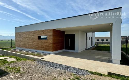REZERVOVANÉ - HANISKA - KVALITNÁ NOVOSTAVBA 4 IZBOVÉHO RD, GARÁŽOVÉ STÁTIE, TERASA.