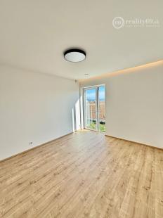 REZERVOVANÉ - HANISKA - KVALITNÁ NOVOSTAVBA 4 IZBOVÉHO RD, GARÁŽOVÉ STÁTIE, TERASA.