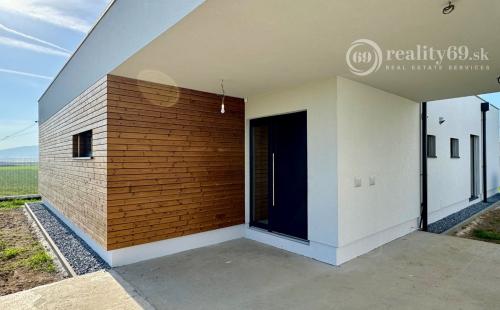 REZERVOVANÉ - HANISKA - KVALITNÁ NOVOSTAVBA 4 IZBOVÉHO RD, GARÁŽOVÉ STÁTIE, TERASA.
