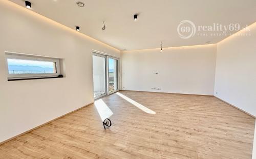REZERVOVANÉ - HANISKA - KVALITNÁ NOVOSTAVBA 4 IZBOVÉHO RD, GARÁŽOVÉ STÁTIE, TERASA.