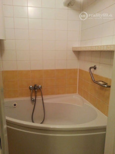 JUH - RIZNEROVA 2 IZBOVÝ TEHLOVÝ BYT 54 M 2 S VLASTNÝM KÚRENÍM.