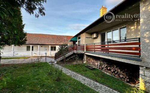 NOVÁ CENA! KOŠICE - KRÁSNA - VÝBORNÁ LOKALITA - DVOJGENERAČNÝ RD + GAZDOVSKÝ RD, POZEMOK 1.005 M2.