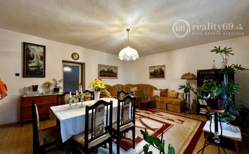 NOVÁ CENA! KOŠICE - KRÁSNA - VÝBORNÁ LOKALITA - DVOJGENERAČNÝ RD + GAZDOVSKÝ RD, POZEMOK 1.005 M2.