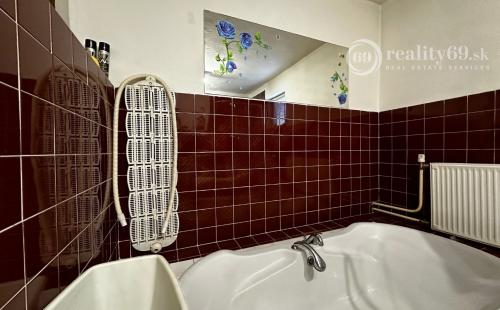 NOVÁ CENA! KOŠICE - KRÁSNA - VÝBORNÁ LOKALITA - DVOJGENERAČNÝ RD + GAZDOVSKÝ RD, POZEMOK 1.005 M2.