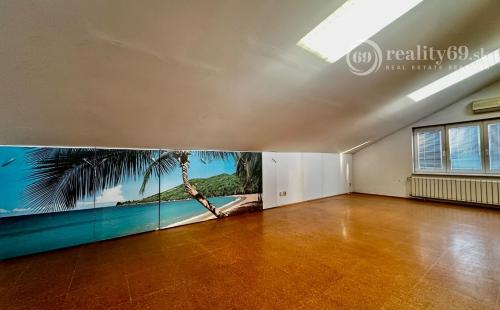 NOVÁ CENA! KOŠICE - KRÁSNA - VÝBORNÁ LOKALITA - DVOJGENERAČNÝ RD + GAZDOVSKÝ RD, POZEMOK 1.005 M2.