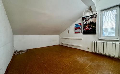 NOVÁ CENA! KOŠICE - KRÁSNA - VÝBORNÁ LOKALITA - DVOJGENERAČNÝ RD + GAZDOVSKÝ RD, POZEMOK 1.005 M2.