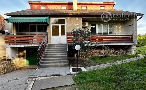 NOVÁ CENA! KOŠICE - KRÁSNA - VÝBORNÁ LOKALITA - DVOJGENERAČNÝ RD + GAZDOVSKÝ RD, POZEMOK 1.005 M2.