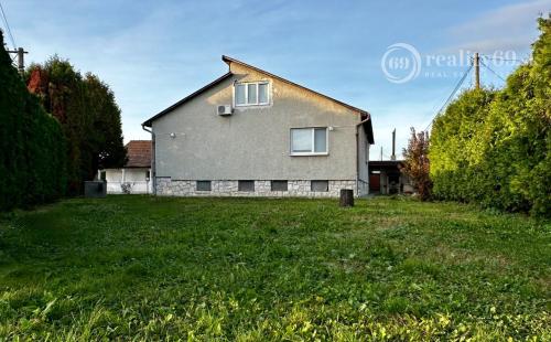 NOVÁ CENA! KOŠICE - KRÁSNA - VÝBORNÁ LOKALITA - DVOJGENERAČNÝ RD + GAZDOVSKÝ RD, POZEMOK 1.005 M2.