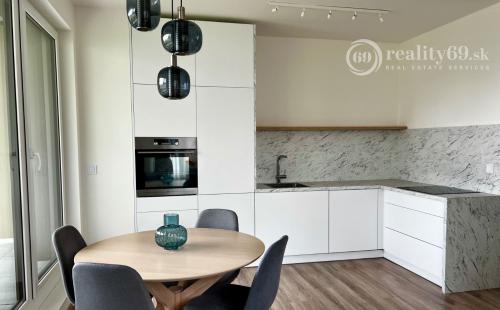 SEVER - ALBELLI - NOVOSTAVBA 2 IZBOVÝ KOMPLETNE ZARIADENÝ TEHLOVÝ BYT.