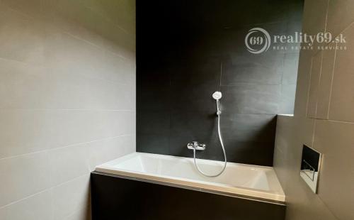 SEVER - ALBELLI - NOVOSTAVBA 2 IZBOVÝ KOMPLETNE ZARIADENÝ TEHLOVÝ BYT.