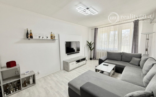 JUH PRI AUPARKU - JANTÁROVÁ -  3 IZBOVÝ BYT PO REKONŠTRUKCII 65 M2 S LODŽIOU.