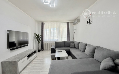 JUH PRI AUPARKU - JANTÁROVÁ -  3 IZBOVÝ BYT PO REKONŠTRUKCII 65 M2 S LODŽIOU.