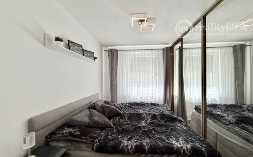 JUH PRI AUPARKU - JANTÁROVÁ -  3 IZBOVÝ BYT PO REKONŠTRUKCII 65 M2 S LODŽIOU.