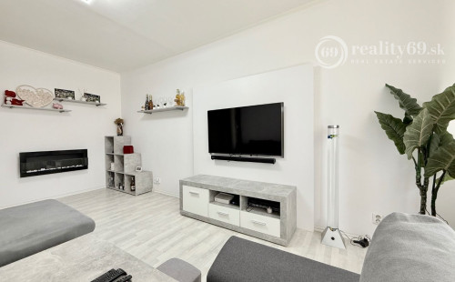 JUH PRI AUPARKU - JANTÁROVÁ -  3 IZBOVÝ BYT PO REKONŠTRUKCII 65 M2 S LODŽIOU.