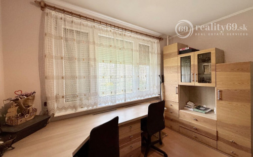 JUH PRI AUPARKU - JANTÁROVÁ -  3 IZBOVÝ BYT PO REKONŠTRUKCII 65 M2 S LODŽIOU.