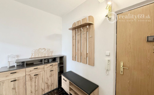 JUH PRI AUPARKU - JANTÁROVÁ -  3 IZBOVÝ BYT PO REKONŠTRUKCII 65 M2 S LODŽIOU.