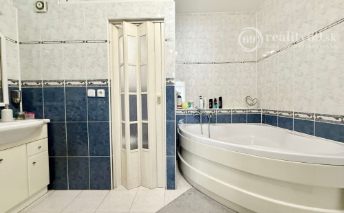 JUH PRI AUPARKU - JANTÁROVÁ -  3 IZBOVÝ BYT PO REKONŠTRUKCII 65 M2 S LODŽIOU.