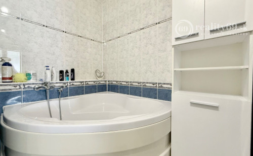 JUH PRI AUPARKU - JANTÁROVÁ -  3 IZBOVÝ BYT PO REKONŠTRUKCII 65 M2 S LODŽIOU.