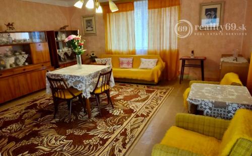 ČERNOCHOV - 3 IZBOVÝ RD V DOBROM STAVE, LETNÁ KUCHYŇA, 2007 M2 POZEMOK.