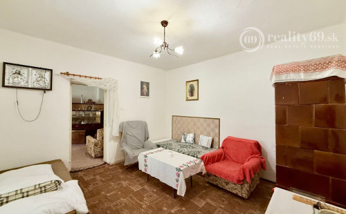 BUKOVEC - 4 IZBOVÝ RD V DOBROM STAVE POZEMOK 1.104 M2