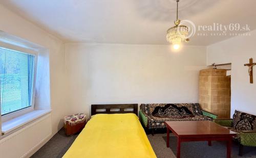 BUKOVEC - 4 IZBOVÝ RD V DOBROM STAVE POZEMOK 1.104 M2