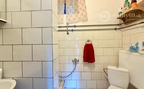 BUKOVEC - 4 IZBOVÝ RD V DOBROM STAVE POZEMOK 1.104 M2