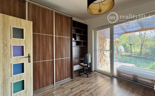 ČIŽATICE - 4 IZBOVÝ RD, TERASA, PEKNÝ POZEMOK 600 M2.