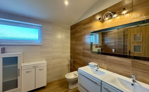 ČIŽATICE - 4 IZBOVÝ RD, TERASA, PEKNÝ POZEMOK 600 M2.