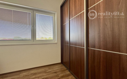 ČIŽATICE - 4 IZBOVÝ RD, TERASA, PEKNÝ POZEMOK 600 M2.