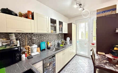  KVP - BAUEROVA 2 IZBOVÝ BYT 51 M2,MUROVANÉ JADRO, PLASTOVÉ OKNÁ, LODŽIA.