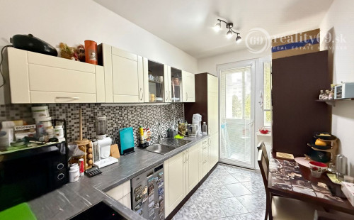 REZERVOVANÉ - KVP - BAUEROVA 2 IZBOVÝ BYT 51 M2, MUROVANÉ JADRO, PLASTOVÉ OKNÁ, LODŽIA.