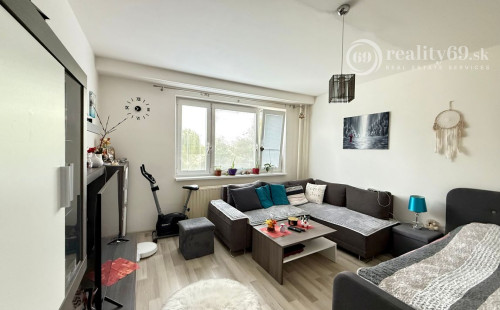 REZERVOVANÉ - KVP - BAUEROVA 2 IZBOVÝ BYT 51 M2, MUROVANÉ JADRO, PLASTOVÉ OKNÁ, LODŽIA.