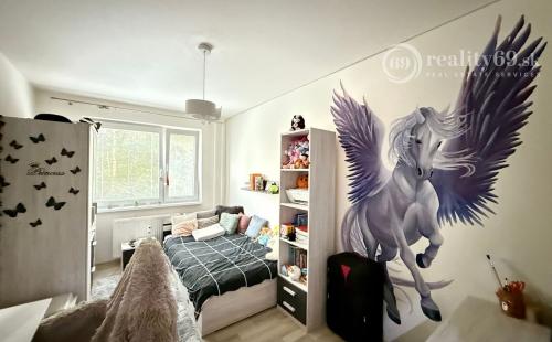 REZERVOVANÉ - KVP - BAUEROVA 2 IZBOVÝ BYT 51 M2, MUROVANÉ JADRO, PLASTOVÉ OKNÁ, LODŽIA.