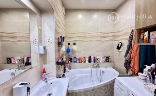 REZERVOVANÉ - KVP - BAUEROVA 2 IZBOVÝ BYT 51 M2, MUROVANÉ JADRO, PLASTOVÉ OKNÁ, LODŽIA.