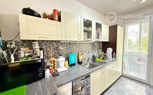 REZERVOVANÉ - KVP - BAUEROVA 2 IZBOVÝ BYT 51 M2, MUROVANÉ JADRO, PLASTOVÉ OKNÁ, LODŽIA.