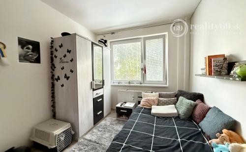 REZERVOVANÉ - KVP - BAUEROVA 2 IZBOVÝ BYT 51 M2, MUROVANÉ JADRO, PLASTOVÉ OKNÁ, LODŽIA.