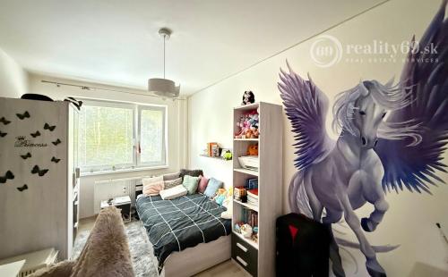 REZERVOVANÉ - KVP - BAUEROVA 2 IZBOVÝ BYT 51 M2, MUROVANÉ JADRO, PLASTOVÉ OKNÁ, LODŽIA.