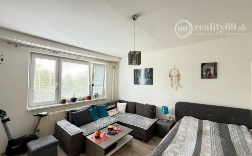 REZERVOVANÉ - KVP - BAUEROVA 2 IZBOVÝ BYT 51 M2, MUROVANÉ JADRO, PLASTOVÉ OKNÁ, LODŽIA.