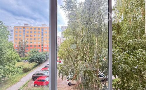 REZERVOVANÉ - KVP - BAUEROVA 2 IZBOVÝ BYT 51 M2, MUROVANÉ JADRO, PLASTOVÉ OKNÁ, LODŽIA.