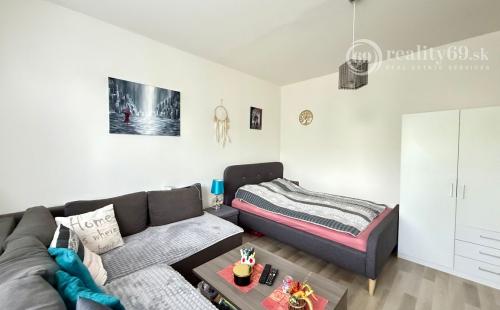 REZERVOVANÉ - KVP - BAUEROVA 2 IZBOVÝ BYT 51 M2, MUROVANÉ JADRO, PLASTOVÉ OKNÁ, LODŽIA.