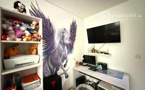 REZERVOVANÉ - KVP - BAUEROVA 2 IZBOVÝ BYT 51 M2, MUROVANÉ JADRO, PLASTOVÉ OKNÁ, LODŽIA.