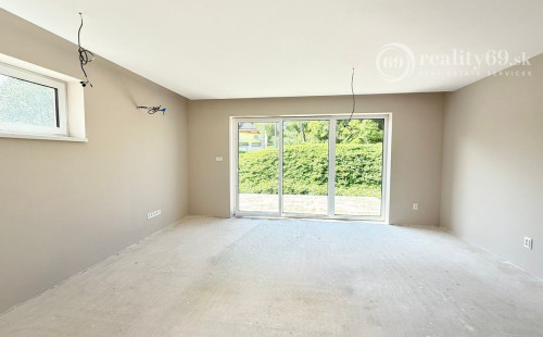 JANOVÍK NOVOSTAVBA 3 IZBOVÝ RD, TERASA, PIVNICA