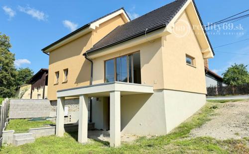 JANOVÍK NOVOSTAVBA 3 IZBOVÝ RD, TERASA, PIVNICA