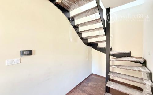 JANOVÍK NOVOSTAVBA 3 IZBOVÝ RD, TERASA, PIVNICA