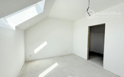 JANOVÍK NOVOSTAVBA 3 IZBOVÝ RD, TERASA, PIVNICA