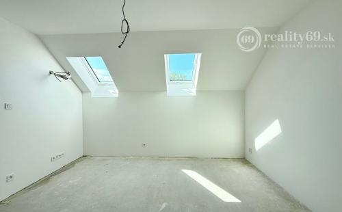 JANOVÍK NOVOSTAVBA 3 IZBOVÝ RD, TERASA, PIVNICA