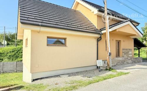 JANOVÍK NOVOSTAVBA 3 IZBOVÝ RD, TERASA, PIVNICA