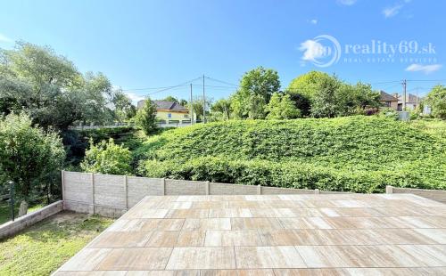 JANOVÍK NOVOSTAVBA 3 IZBOVÝ RD, TERASA, PIVNICA